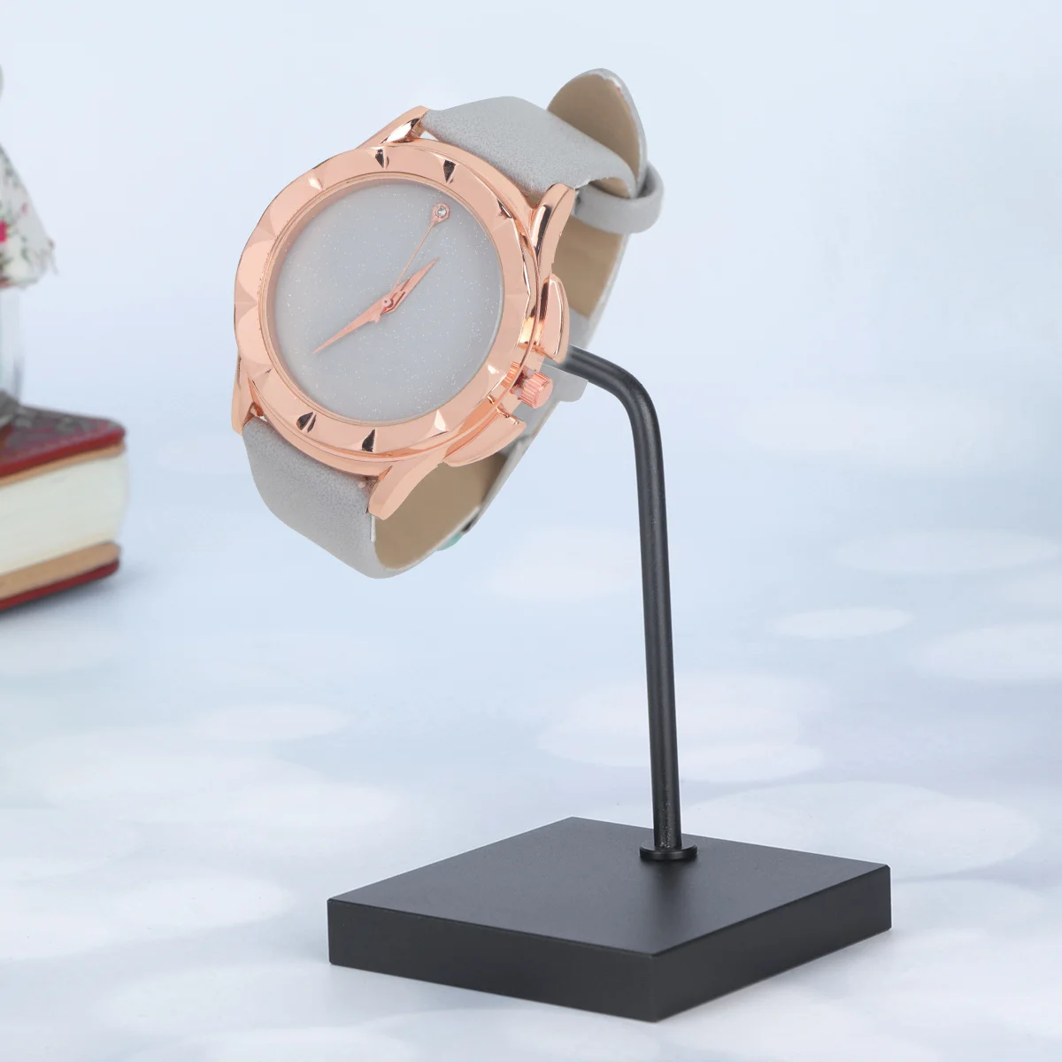 C-Shaped Black Metal Watch Display Stand Smooth Iron Acrylic Holder For Bracelet Or Watch Jewelry Display Rack Gift Box
C-Shaped Black Metal Watch Display Stand Smooth Iron Acrylic Holder For Bracelet Or Watch Jewelry Display Rack Gift Box