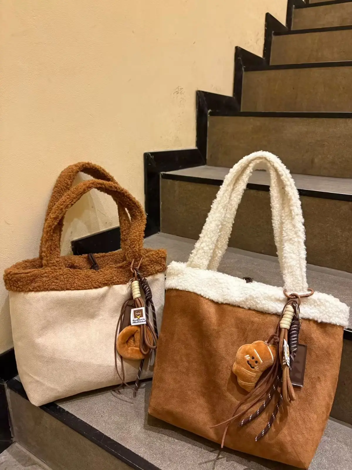 Ретро-корейская замшевая сумка-тоут для женщин, новинка 2025 года, осенне-зимняя, большая вместительная сумка-ведро с плюшевыми вставками
Ретро-корейская замшевая сумка-тоут для женщин, новинка 2025 года, осенне-зимняя, большая вместительная сумка-ведро с плюшевыми вставками