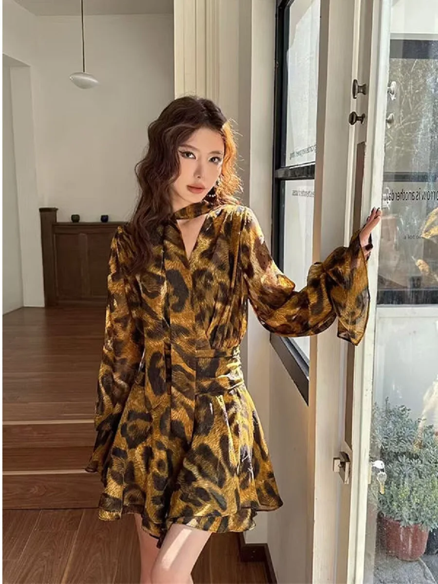 French Retro Temperament Sexy Leopard Print V-neck Waist-hugging Dress Summer Flared Sleeve Streamer Waist-hugging Slim Skirt
French Retro Temperament Sexy Leopard Print V-neck Waist-hugging Dress Summer Flared Sleeve Streamer Waist-hugging Slim Skirt