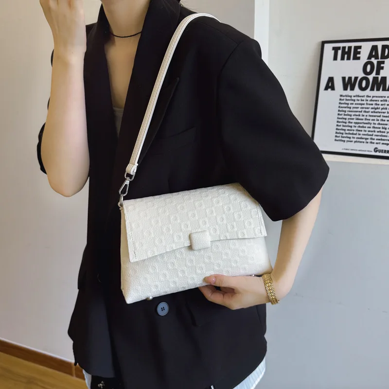 2025 New Light Luxury Niche Messenger Bag Premium Texture Women's Bag Casual Versatile Shoulder Bag
2025 New Light Luxury Niche Messenger Bag Premium Texture Women's Bag Casual Versatile Shoulder Bag