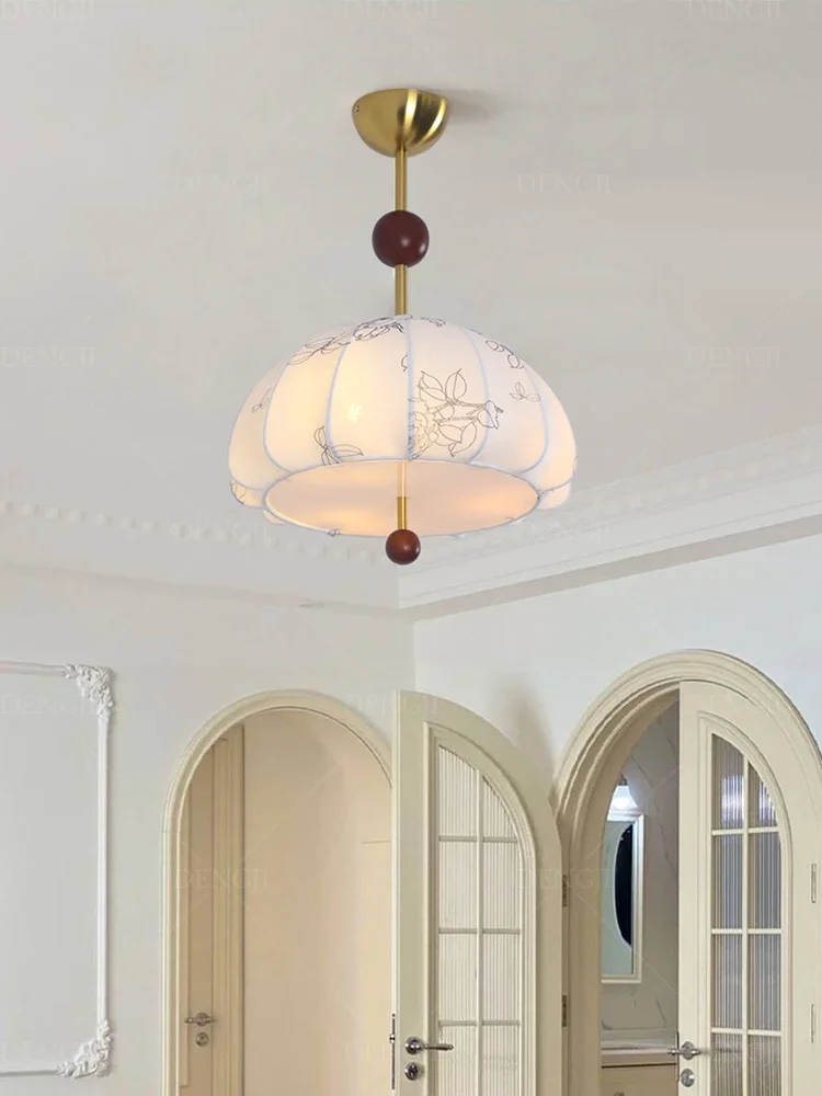 French retro style solid wood chandelier with warm artistic patterns, fabric, study, medieval bedroom, cloakroom, lighting fixtu
French retro style solid wood chandelier with warm artistic patterns, fabric, study, medieval bedroom, cloakroom, lighting fixtu
