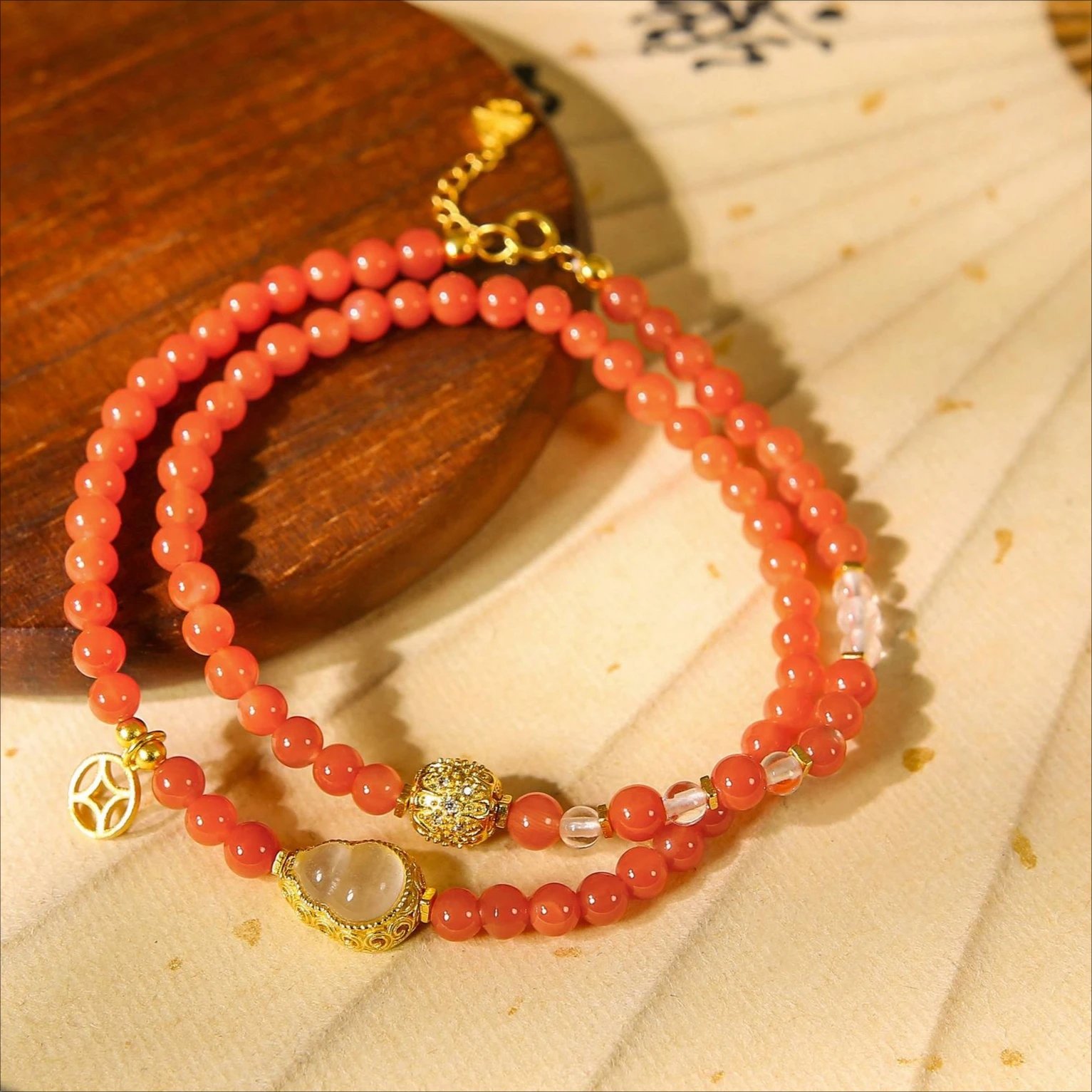 Длинное ожерелье из красного агата с бусинами, лунным камнем и золотыми подвесками – благоприятное украшение в восточном стиле
Длинное ожерелье из красного агата с бусинами, лунным камнем и золотыми подвесками – благоприятное украшение в восточном стиле