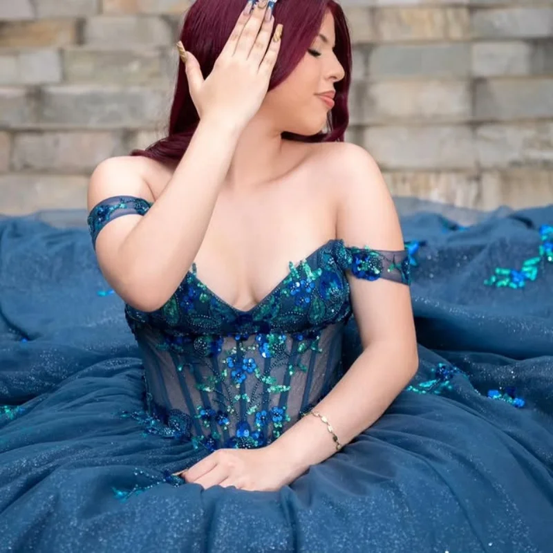 Темно-синее платье для квинсеаньеры с открытыми плечами, украшенное кристаллами, блестками и цветочными аппликациями, с длинным шлейфом, Vestidos De 15 Quinceanera Настройте на свой вкус
Темно-синее платье для квинсеаньеры с открытыми плечами, украшенное кристаллами, блестками и цветочными аппликациями, с длинным шлейфом, Vestidos De 15 Quinceanera Настройте на свой вкус