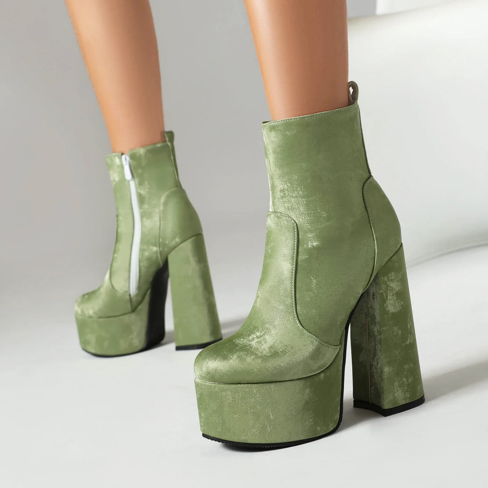 2024 new autumn winter women ankle boots plus size 22.5-28cm flock upper women modern boots side zip platform women shoes
2024 new autumn winter women ankle boots plus size 22.5-28cm flock upper women modern boots side zip platform women shoes