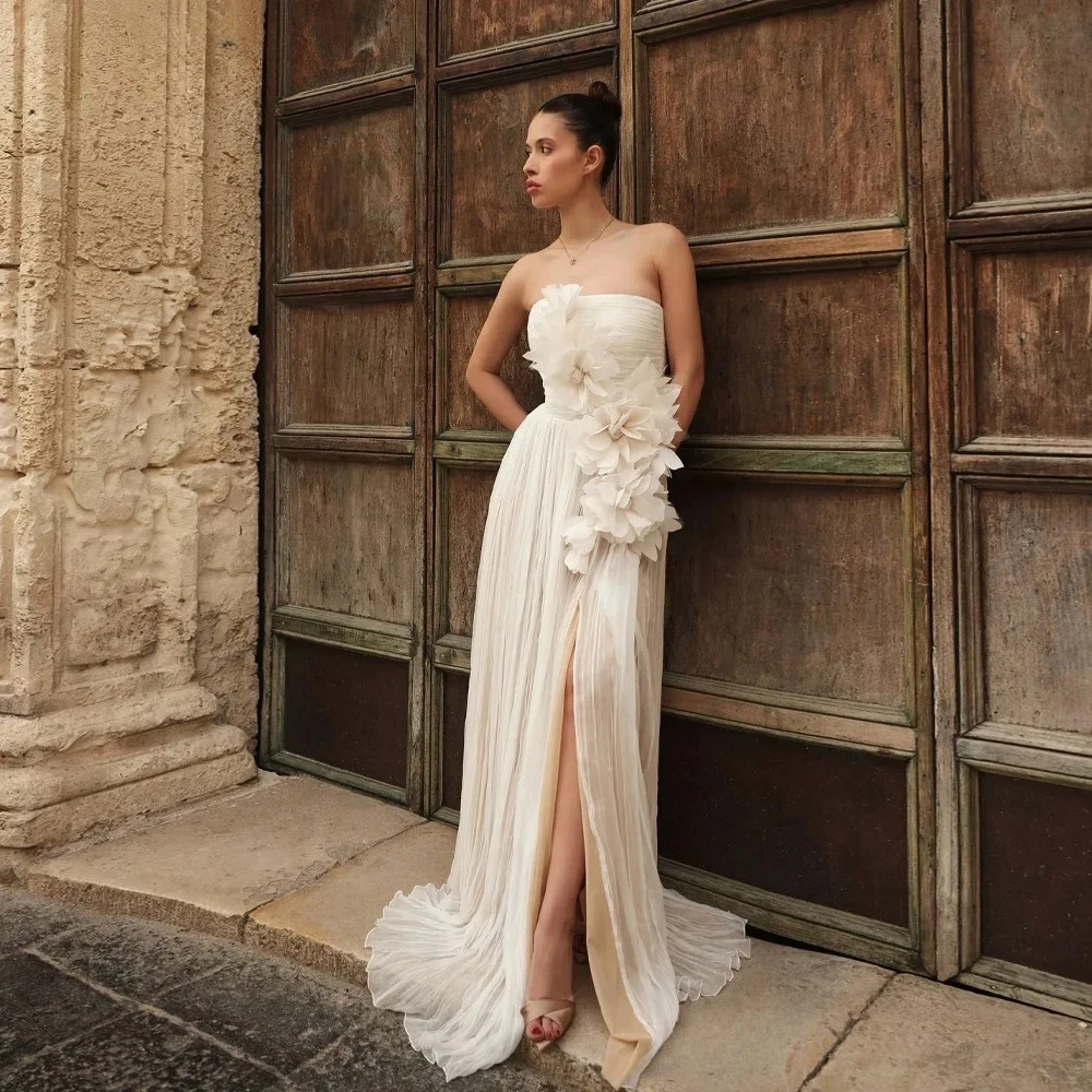 Customized Strapless Chiffon A Line Wedding Gown with 3D Floral Appliqué High Slit Sweep Train Floor for Bridal Banquet Event
Customized Strapless Chiffon A Line Wedding Gown with 3D Floral Appliqué High Slit Sweep Train Floor for Bridal Banquet Event