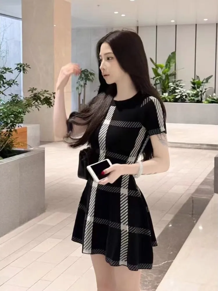 Retro Hepburn Knitted Dress Women's Summer New High-End Elegant Lady Waist-Cinching Skirt Korean Style Spring Autumn Winter
Retro Hepburn Knitted Dress Women's Summer New High-End Elegant Lady Waist-Cinching Skirt Korean Style Spring Autumn Winter