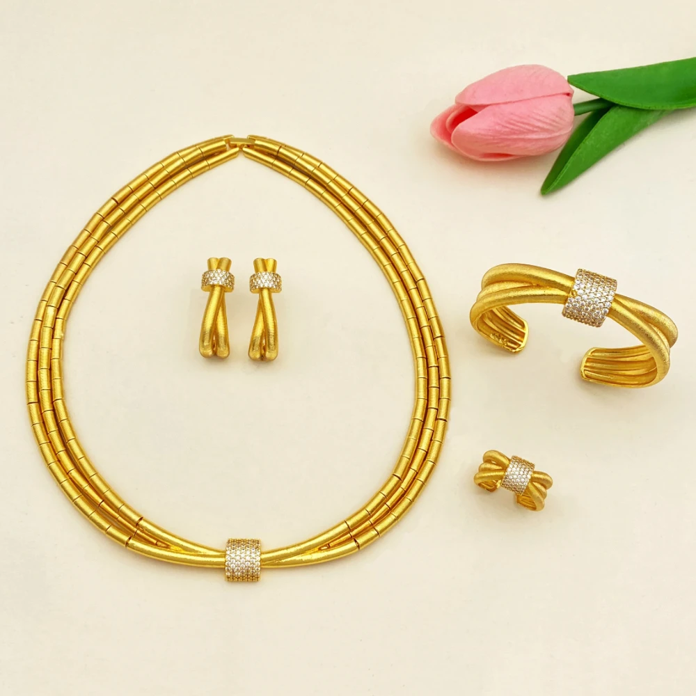 Флора Дубай Саудовская Аравия Свадебный комплект ювелирных изделий Ожерелье Серьги Браслет Кольцо Невесты Позолоченный циркон Свадебный роскошный классический дизайн
Флора Дубай Саудовская Аравия Свадебный комплект ювелирных изделий Ожерелье Серьги Браслет Кольцо Невесты Позолоченный циркон Свадебный роскошный классический дизайн
