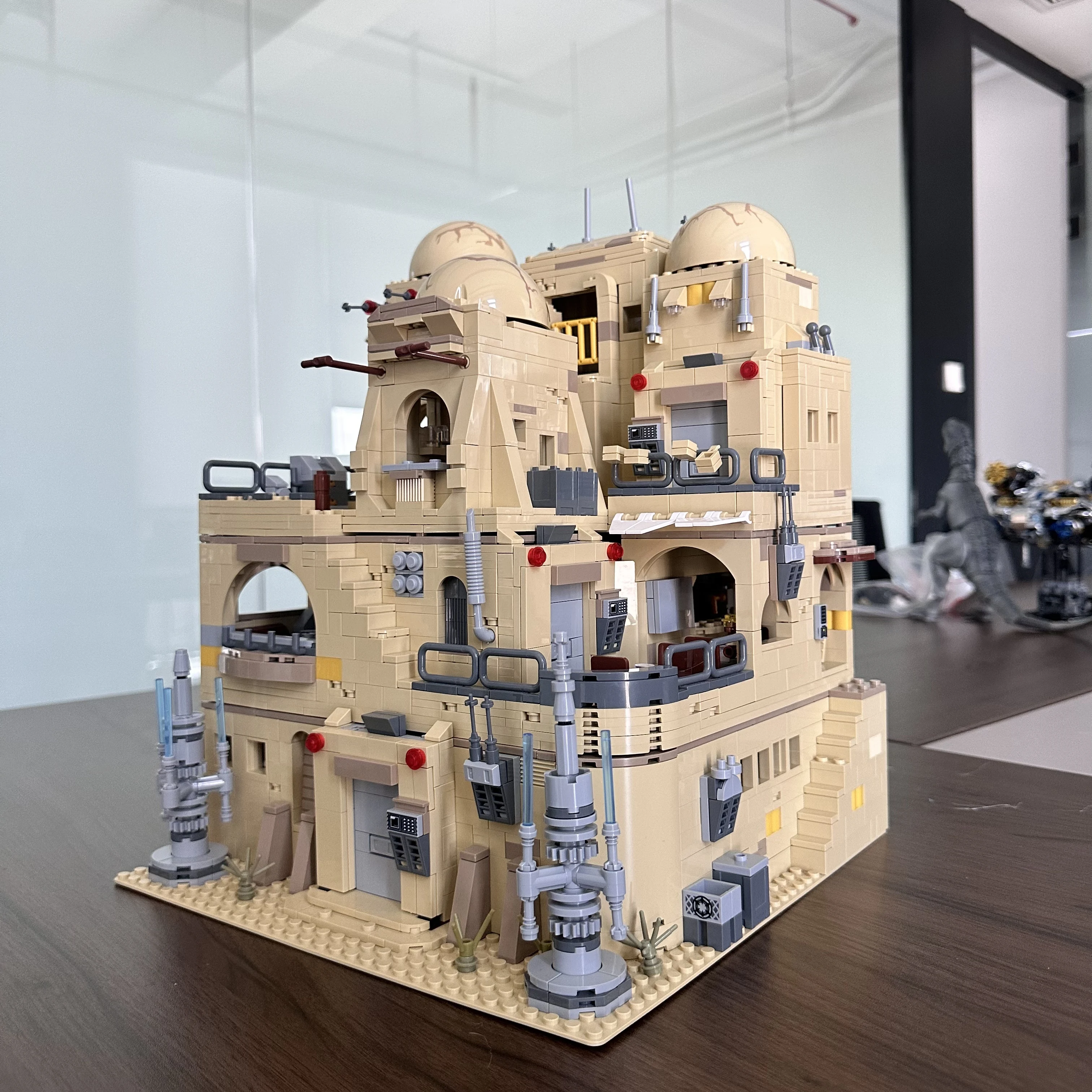 Комплект модульных зданий Mos Eisley Tavern, строительные блоки в стиле милитари Desert Tavern в стиле космической войны, подарочный набор игрушек для сборки для взрослых и детей
Комплект модульных зданий Mos Eisley Tavern, строительные блоки в стиле милитари Desert Tavern в стиле космической войны, подарочный набор игрушек для сборки для взрослых и детей