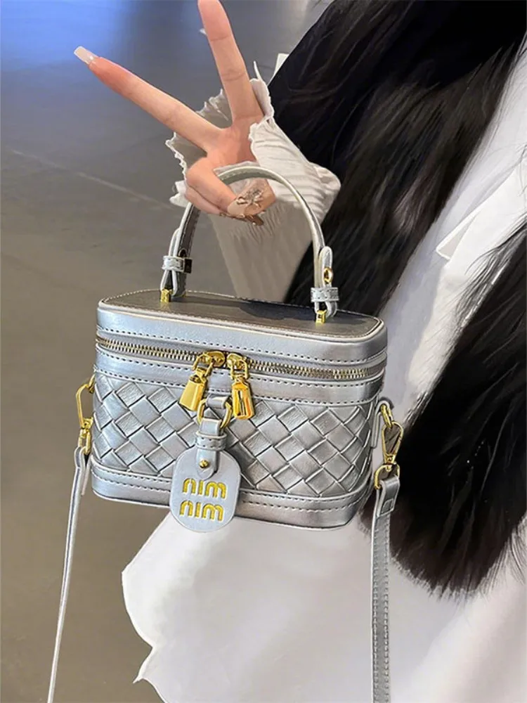 High-end sense of niche design bag female spring and summer 2025 new fashion messenger bag ladies portable box cosmetic bag
High-end sense of niche design bag female spring and summer 2025 new fashion messenger bag ladies portable box cosmetic bag