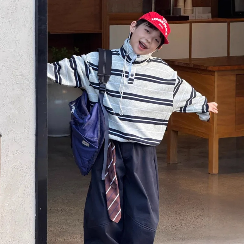 Осень-зима 2022, мягкая детская одежда для мальчиков, толстый флисовый свитер в полоску, серый свитшот с воротником-стойкой, топ, пуловер для детей 3-12 лет, наряд
Осень-зима 2022, мягкая детская одежда для мальчиков, толстый флисовый свитер в полоску, серый свитшот с воротником-стойкой, топ, пуловер для детей 3-12 лет, наряд