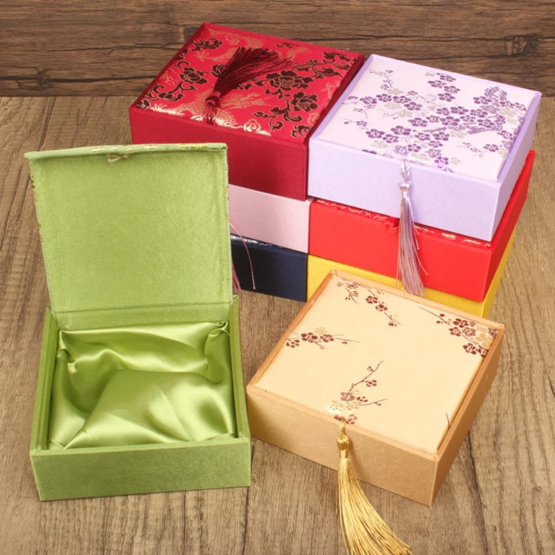 Tassel Large Square Chinese Silk Brocade Gift Boxes with Cotton Filled , Bangle Bracelets Jewellery Storage Case Packaging
Tassel Large Square Chinese Silk Brocade Gift Boxes with Cotton Filled , Bangle Bracelets Jewellery Storage Case Packaging