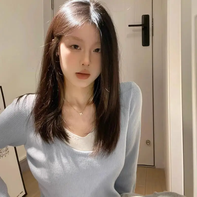 Fake two-piece blue v-neck long-sleeved sweater women in autumn, winter spring, thin inner layering shirt, sweater knitted tops
Fake two-piece blue v-neck long-sleeved sweater women in autumn, winter spring, thin inner layering shirt, sweater knitted tops