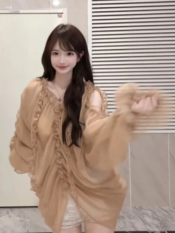 Уникальная женская рубашка с V-образным вырезом и рюшами под дерево, модная весенняя коллекция 2026, премиум-класса, во французском стиле, с длинным рукавом, повседневная.
Уникальная женская рубашка с V-образным вырезом и рюшами под дерево, модная весенняя коллекция 2026, премиум-класса, во французском стиле, с длинным рукавом, повседневная.