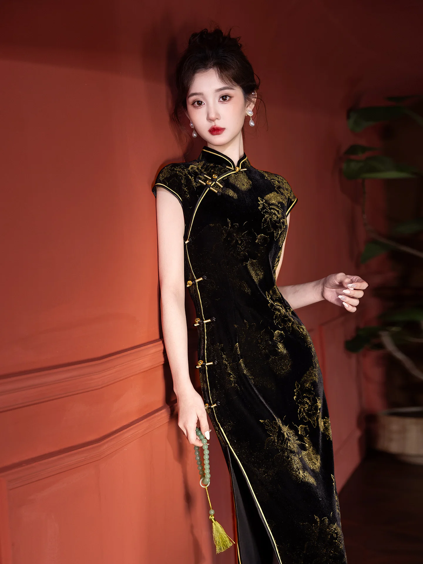 Новое китайское обновленное бархатное длинное платье с фольгированным принтом, приталенное, летнее, женское, модное, традиционное.
Новое китайское обновленное бархатное длинное платье с фольгированным принтом, приталенное, летнее, женское, модное, традиционное.