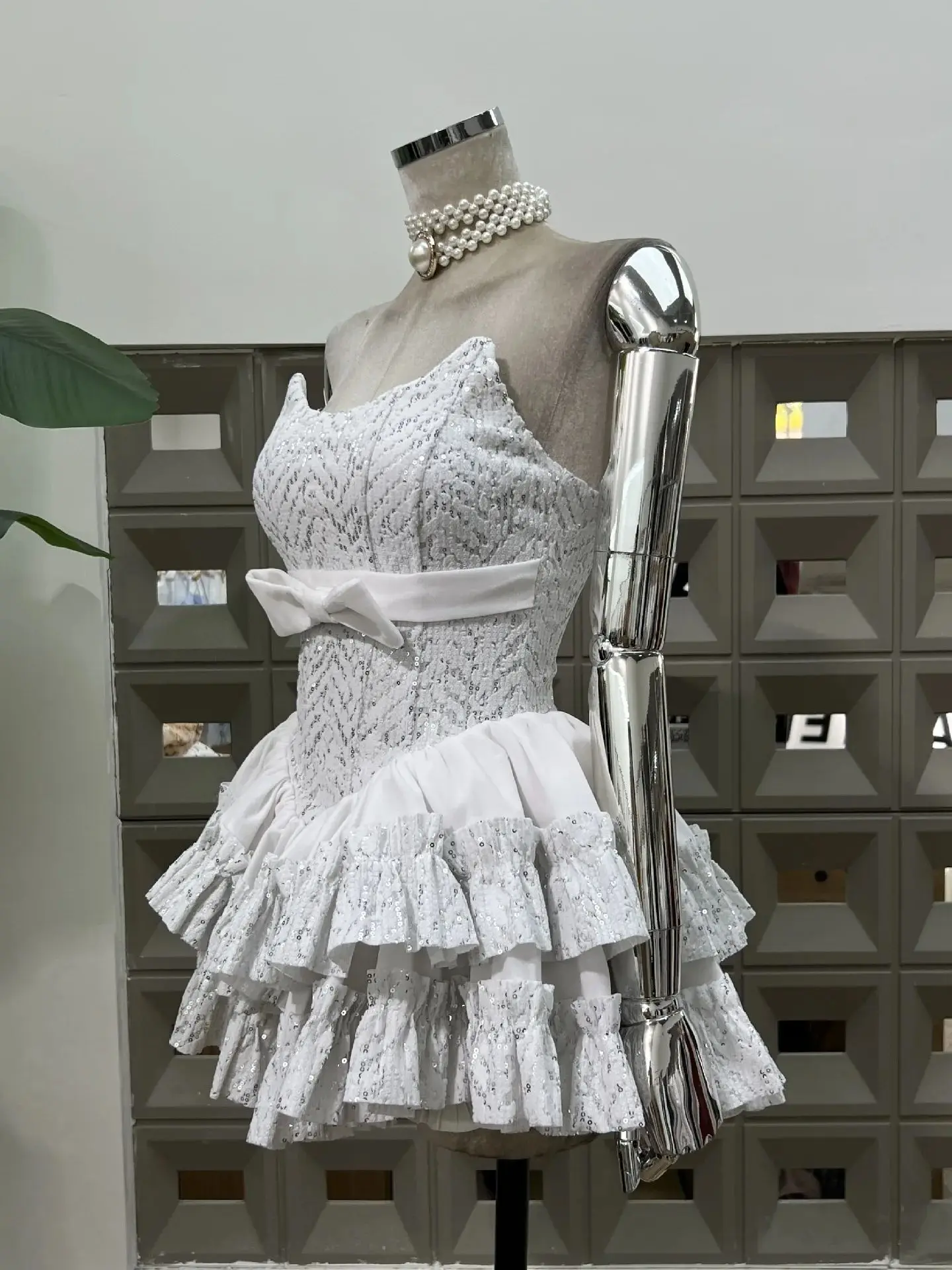 Women's Strapless Sleeveless Sequin Evening Party Cocktail Dress Solid Color Patchwork Ruffle Ball Gown Sexy Autumn Fashion
Women's Strapless Sleeveless Sequin Evening Party Cocktail Dress Solid Color Patchwork Ruffle Ball Gown Sexy Autumn Fashion