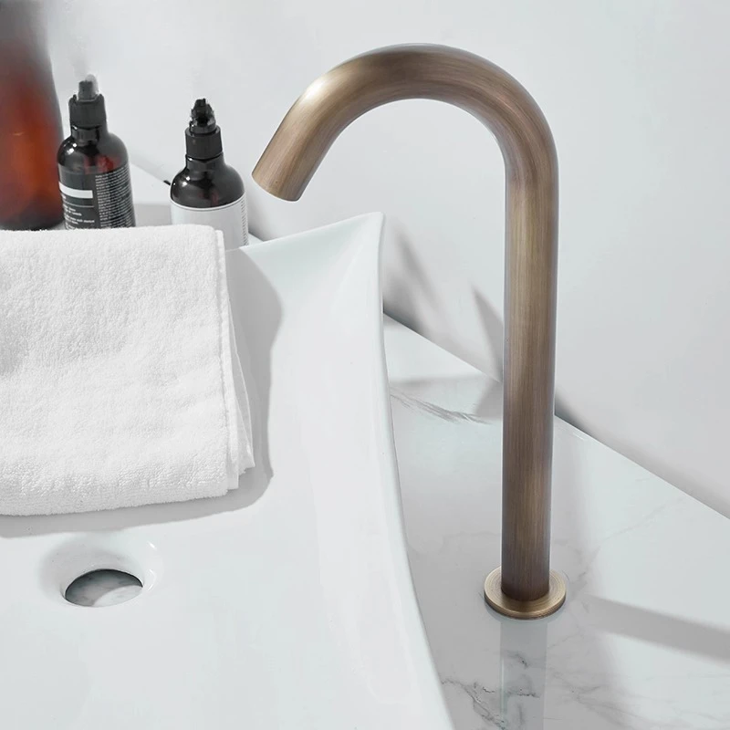 Деталь автоматического сенсорного смесителя из античной бронзы, установленного на палубе
Деталь автоматического сенсорного смесителя из античной бронзы, установленного на палубе