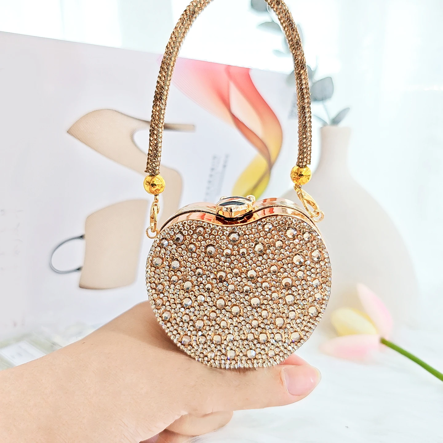 Luxury Mini Diamond Inlay Apple Shape Crystal Clutch Purse for Evening Wedding Party Elegant Magnetic Closure Bag
Luxury Mini Diamond Inlay Apple Shape Crystal Clutch Purse for Evening Wedding Party Elegant Magnetic Closure Bag
