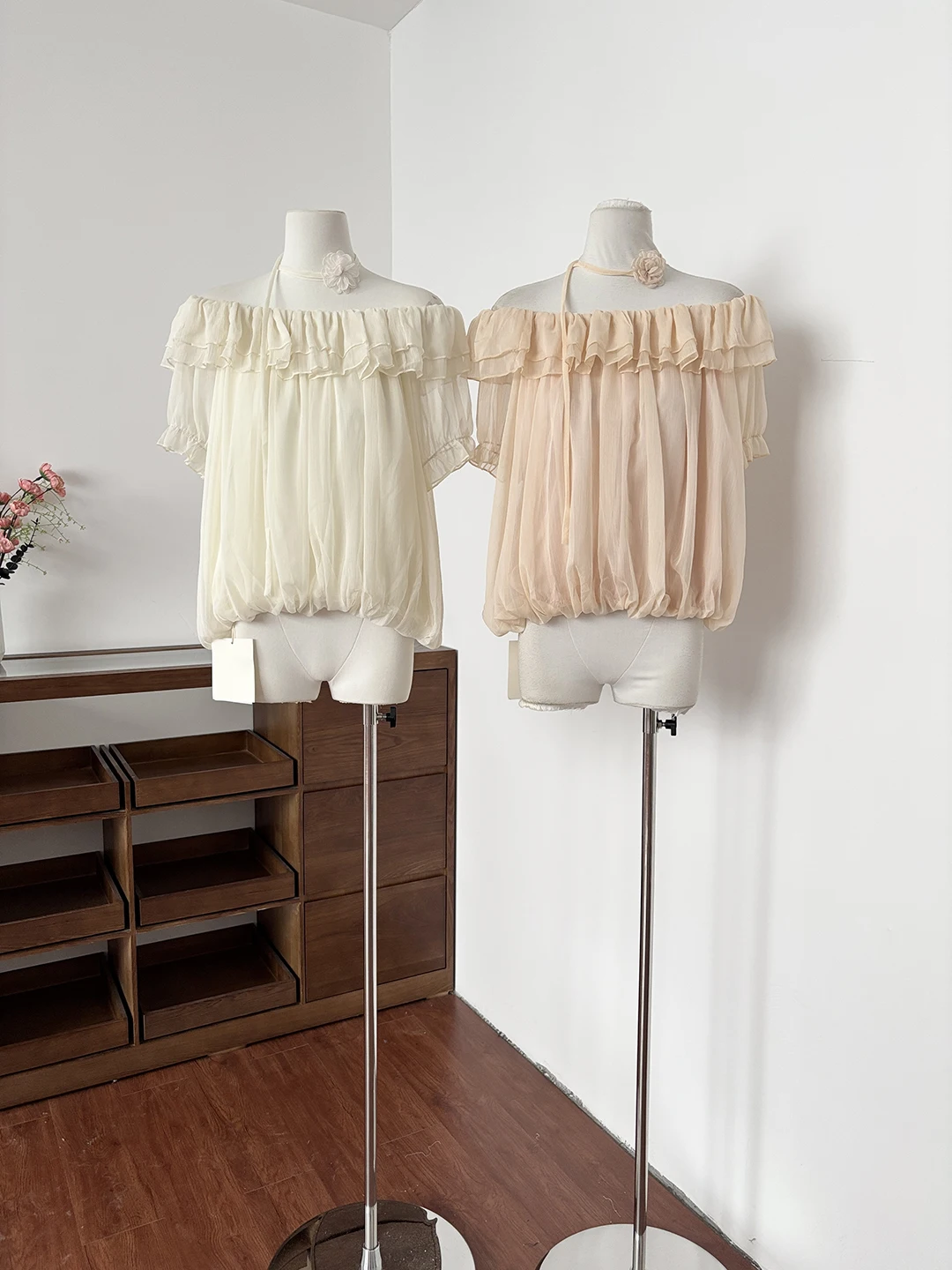 Elegant Lace Trim Short Sleeve One Shoulder Shirt Women's Fashion Summer 2026 Slimming Versatile Top French Style Loose Fit
Elegant Lace Trim Short Sleeve One Shoulder Shirt Women's Fashion Summer 2026 Slimming Versatile Top French Style Loose Fit