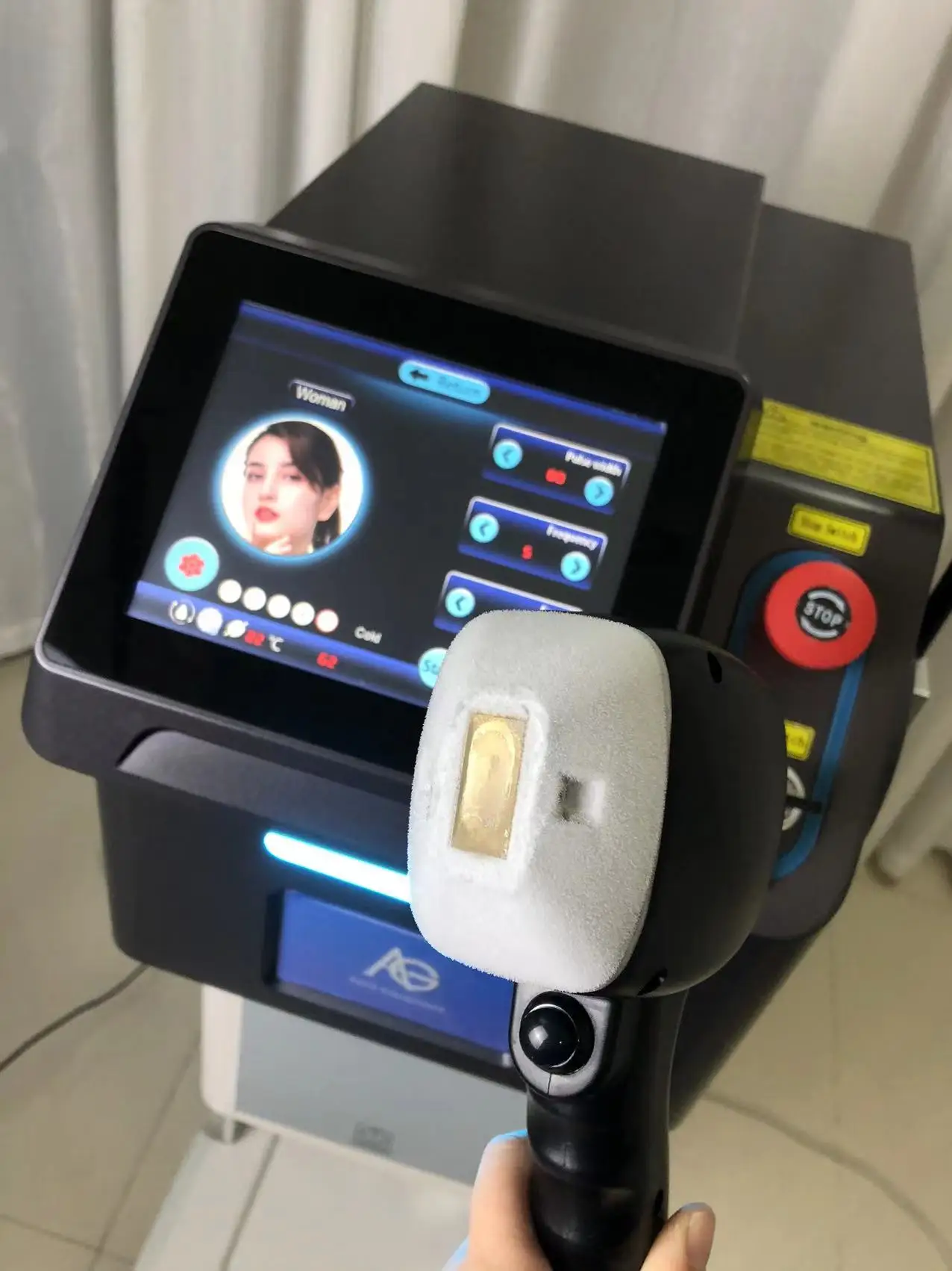 3 waves Diode Laser 1064 755 808 Hair Removal Machine with Nose Hair Gadget -28℃ cooling Ice Titanium Painless Epilator Beauty
3 waves Diode Laser 1064 755 808 Hair Removal Machine with Nose Hair Gadget -28℃ cooling Ice Titanium Painless Epilator Beauty