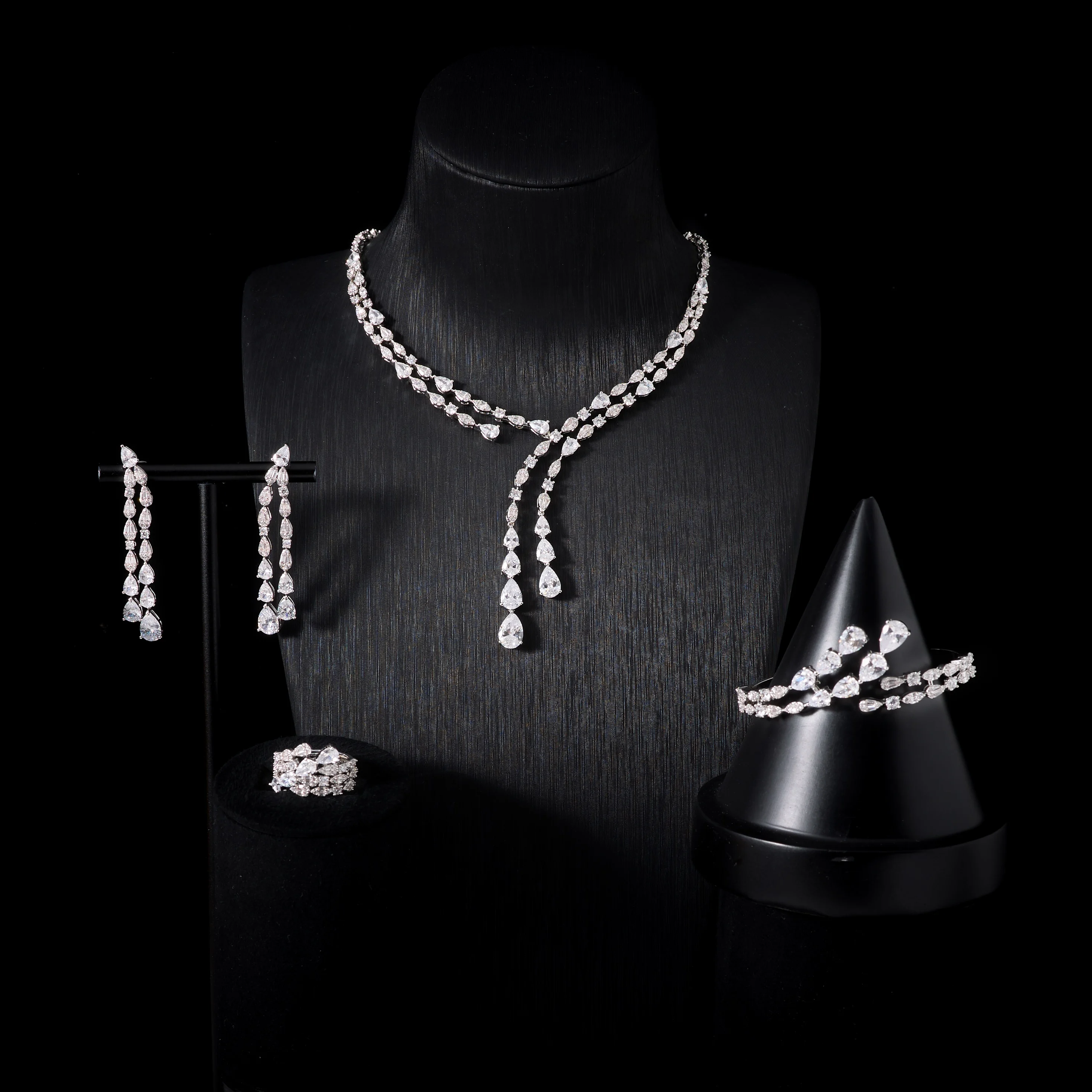 Женский комплект ожерелья с кубическим цирконом в ювелирных изделиях, элегантный свадебный аксессуар 00121
Женский комплект ожерелья с кубическим цирконом в ювелирных изделиях, элегантный свадебный аксессуар 00121