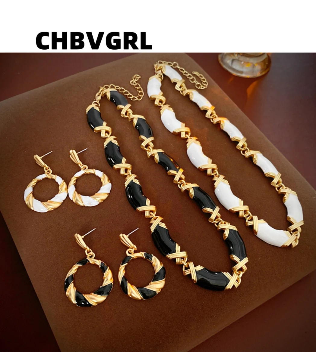 High-end jewelry set, luxurious design, distorted geometry earrings, necklace, retro necklace, earrings, jewelry
High-end jewelry set, luxurious design, distorted geometry earrings, necklace, retro necklace, earrings, jewelry