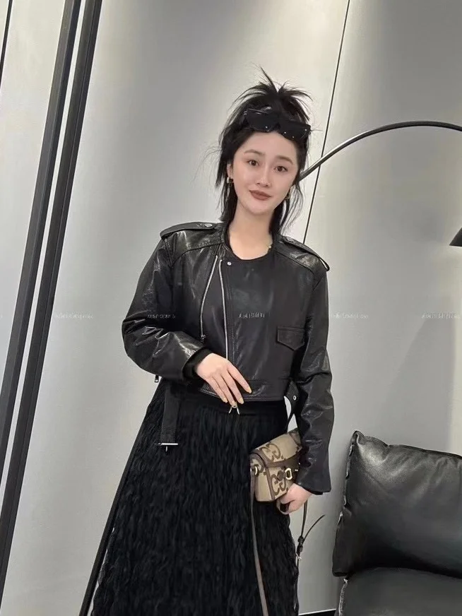 Trendy Women's eepskin Leather Jaet High Waist Cool Commuter Sle Long Sve Zipper ort Coat Faionable Vintage
Trendy Women's eepskin Leather Jaet High Waist Cool Commuter Sle Long Sve Zipper ort Coat Faionable Vintage