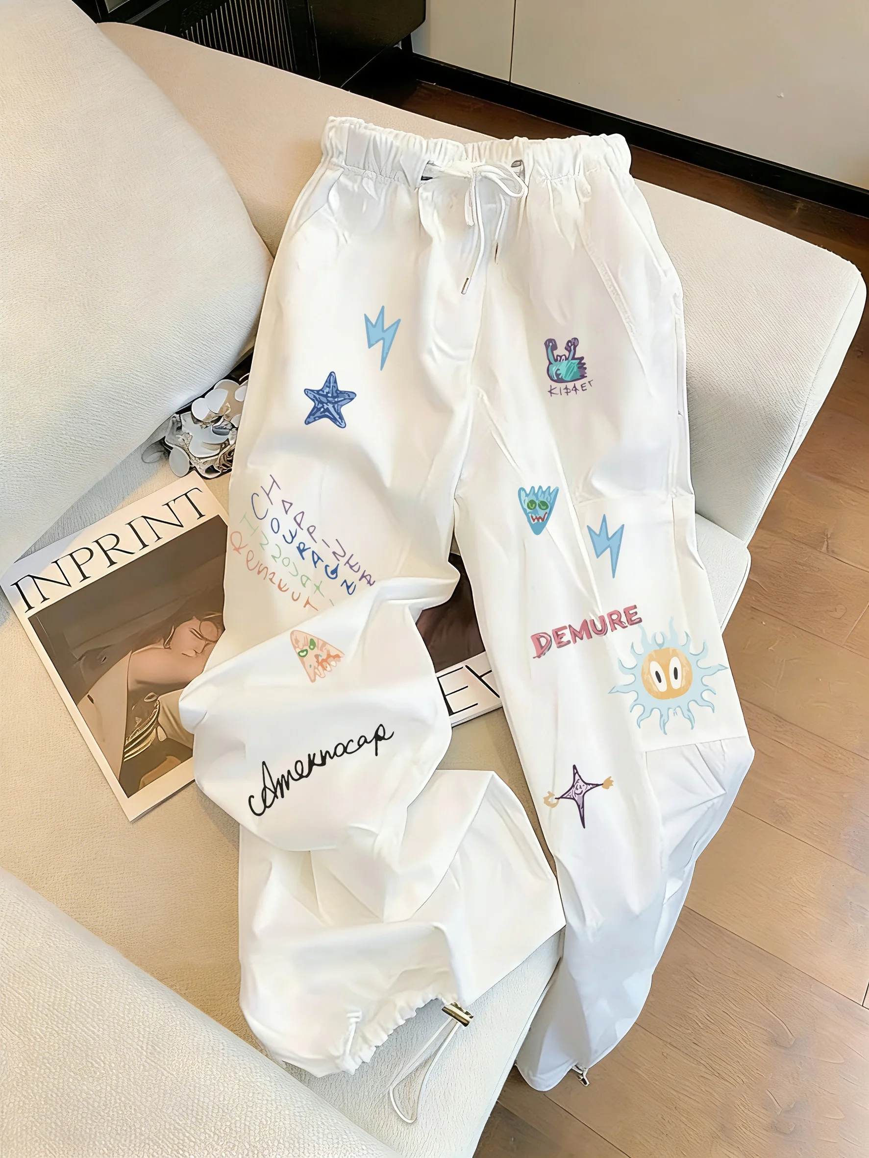 Street Style Graffiti Print Cuffed Loose Casual Pants High Waist Drawstring Wide Leg Trousers for Men And Women Summer Korean
Street Style Graffiti Print Cuffed Loose Casual Pants High Waist Drawstring Wide Leg Trousers for Men And Women Summer Korean