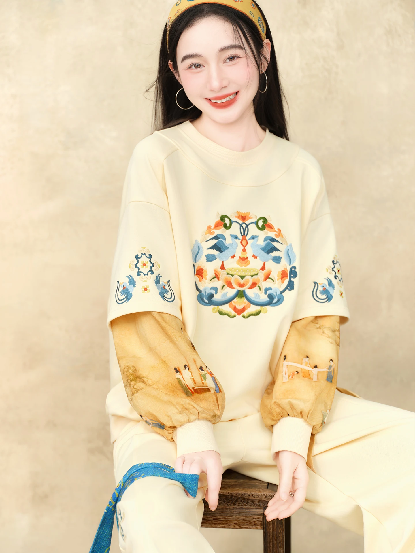 Комплект женский: свитшот с вышивкой и спортивные брюки, цвет янтарный светло-желтый, весенний, повседневный, этнический стиль
Комплект женский: свитшот с вышивкой и спортивные брюки, цвет янтарный светло-желтый, весенний, повседневный, этнический стиль