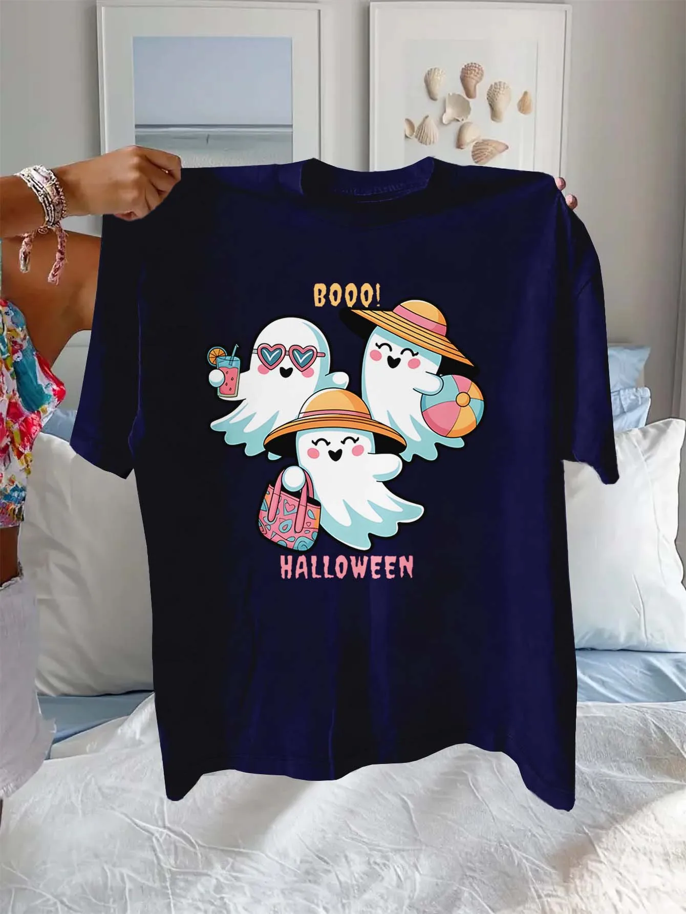 Милые призраки больших размеров в отпускх с напитками и пляжными шарами. Стильный наряд на Хэллоуин. 
Милые призраки больших размеров в отпускх с напитками и пляжными шарами. Стильный наряд на Хэллоуин.