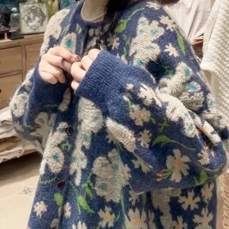 Heavy Industry Sweet Flower Embroidery Knit Cardigan 2025 Autumn and Winter Loose Retro Lazy Wind Women's Sweater Coat
Heavy Industry Sweet Flower Embroidery Knit Cardigan 2025 Autumn and Winter Loose Retro Lazy Wind Women's Sweater Coat