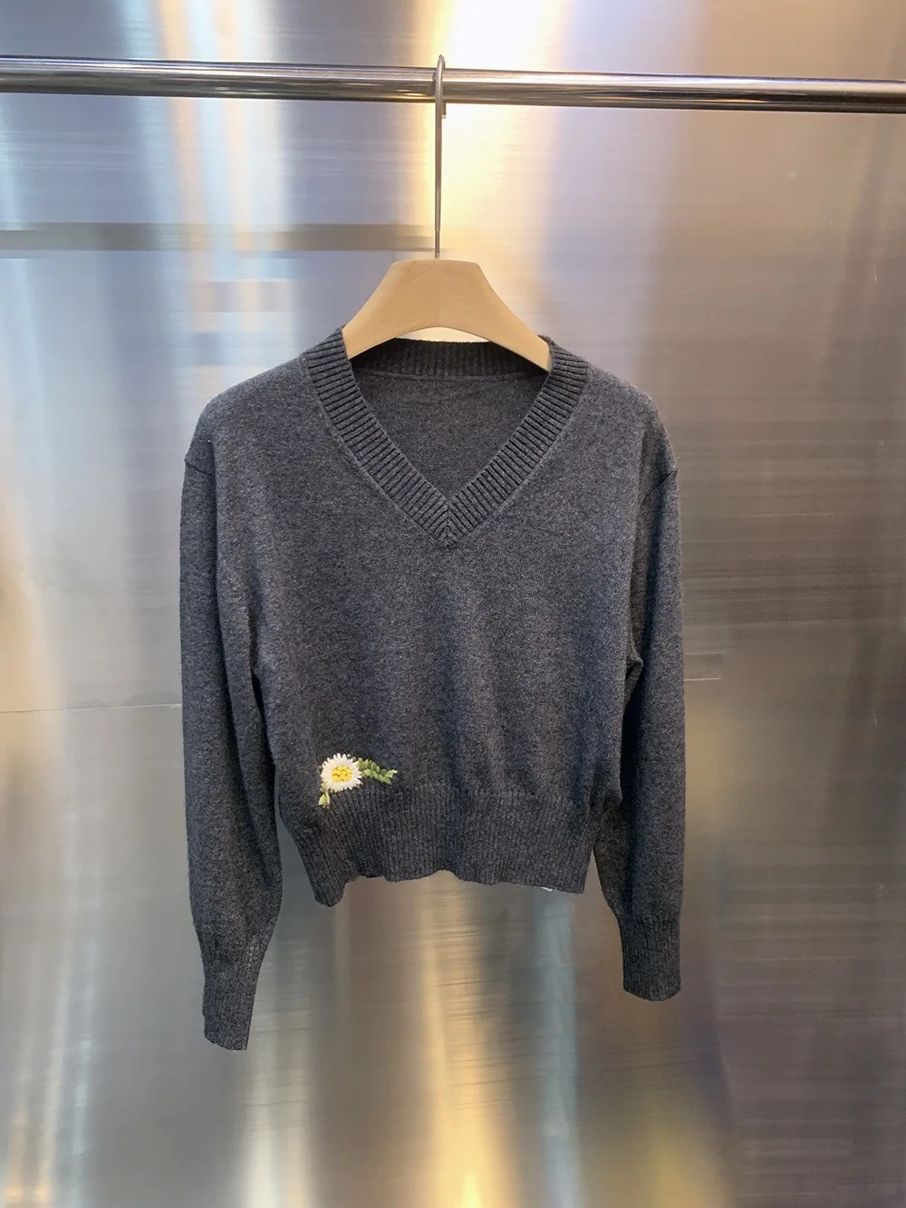 Женский вязаный свитер Ele с V-образным вырезом, пуловер с длинным рукавом, вышивкой цветами, свободный крой, для повседневной носки, осенняя новинка
Женский вязаный свитер Ele с V-образным вырезом, пуловер с длинным рукавом, вышивкой цветами, свободный крой, для повседневной носки, осенняя новинка