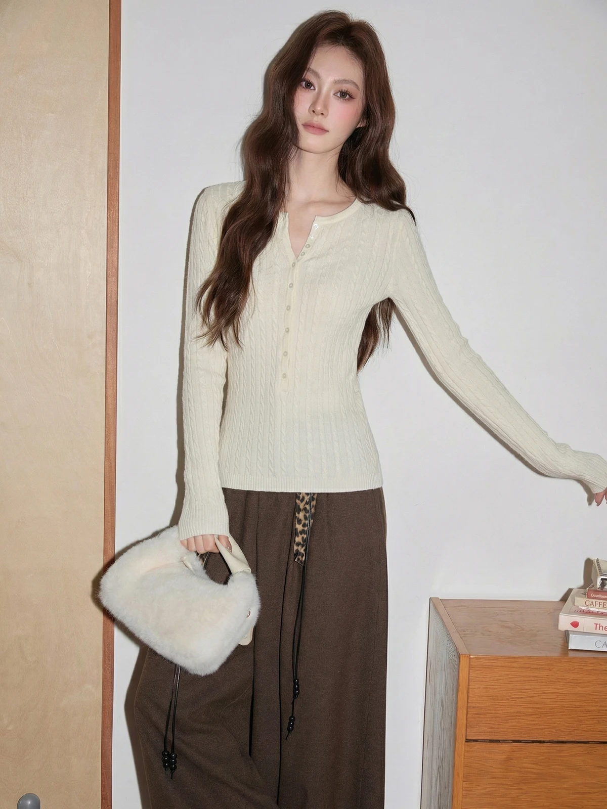 Мягкий корейский женский вязаный свитер с V-образным вырезом и пуговицами, облегающий базовый слой, мода ранней весны
Мягкий корейский женский вязаный свитер с V-образным вырезом и пуговицами, облегающий базовый слой, мода ранней весны