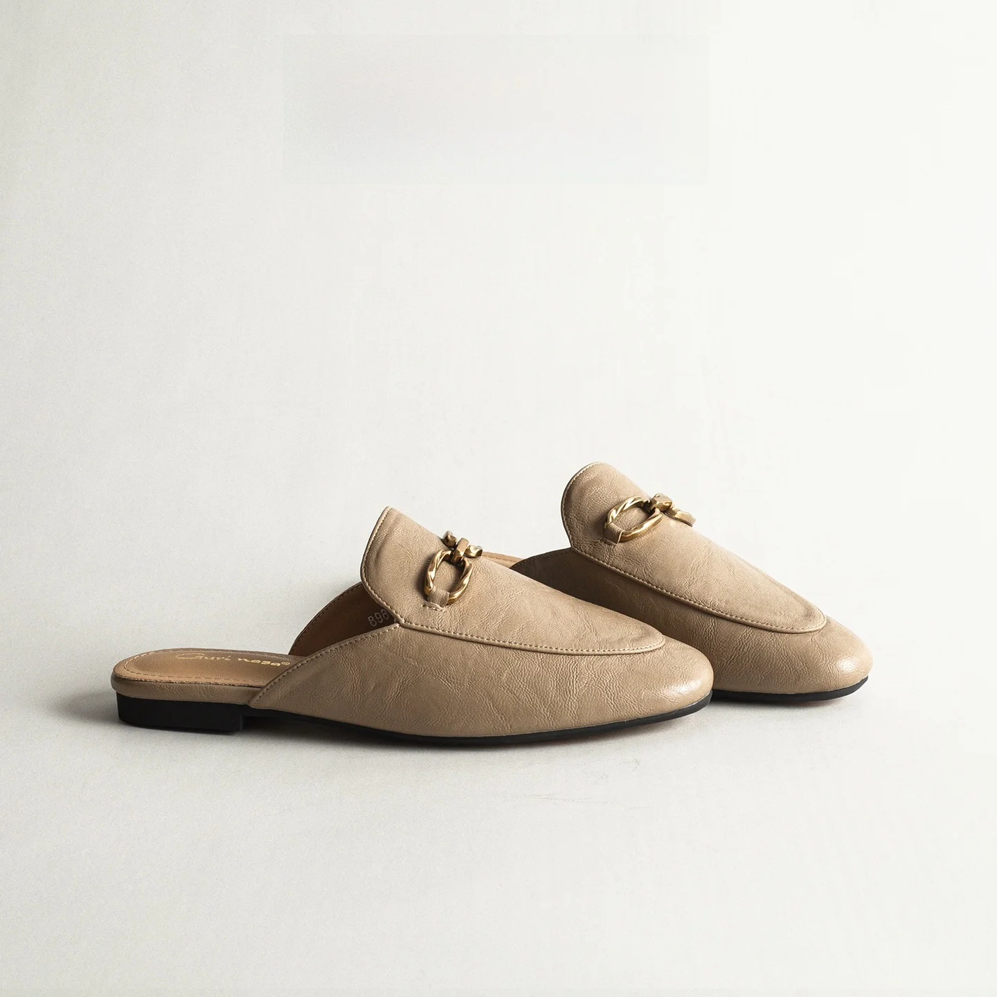 Real Leather Retro Flat Head Cover Slippers Women's Casual Slip-On Fashionable Mules Rubber Outsole High Anti-Slip Summer San...
Real Leather Retro Flat Head Cover Slippers Women's Casual Slip-On Fashionable Mules Rubber Outsole High Anti-Slip Summer San...