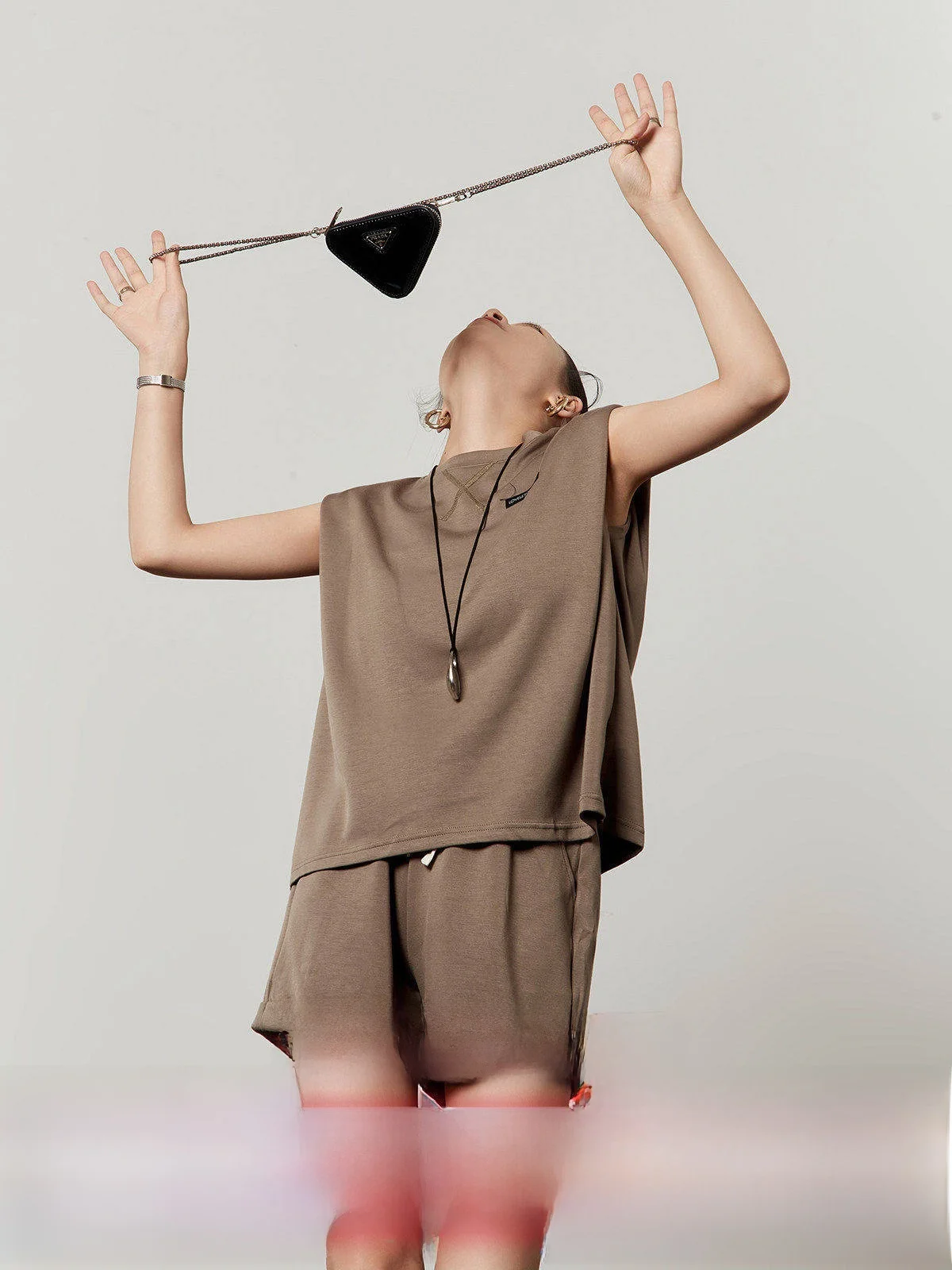 Комплект женский летний 2025: повседневный, из двух предметов (топ и брюки), удобный, дышащий, модный
Комплект женский летний 2025: повседневный, из двух предметов (топ и брюки), удобный, дышащий, модный