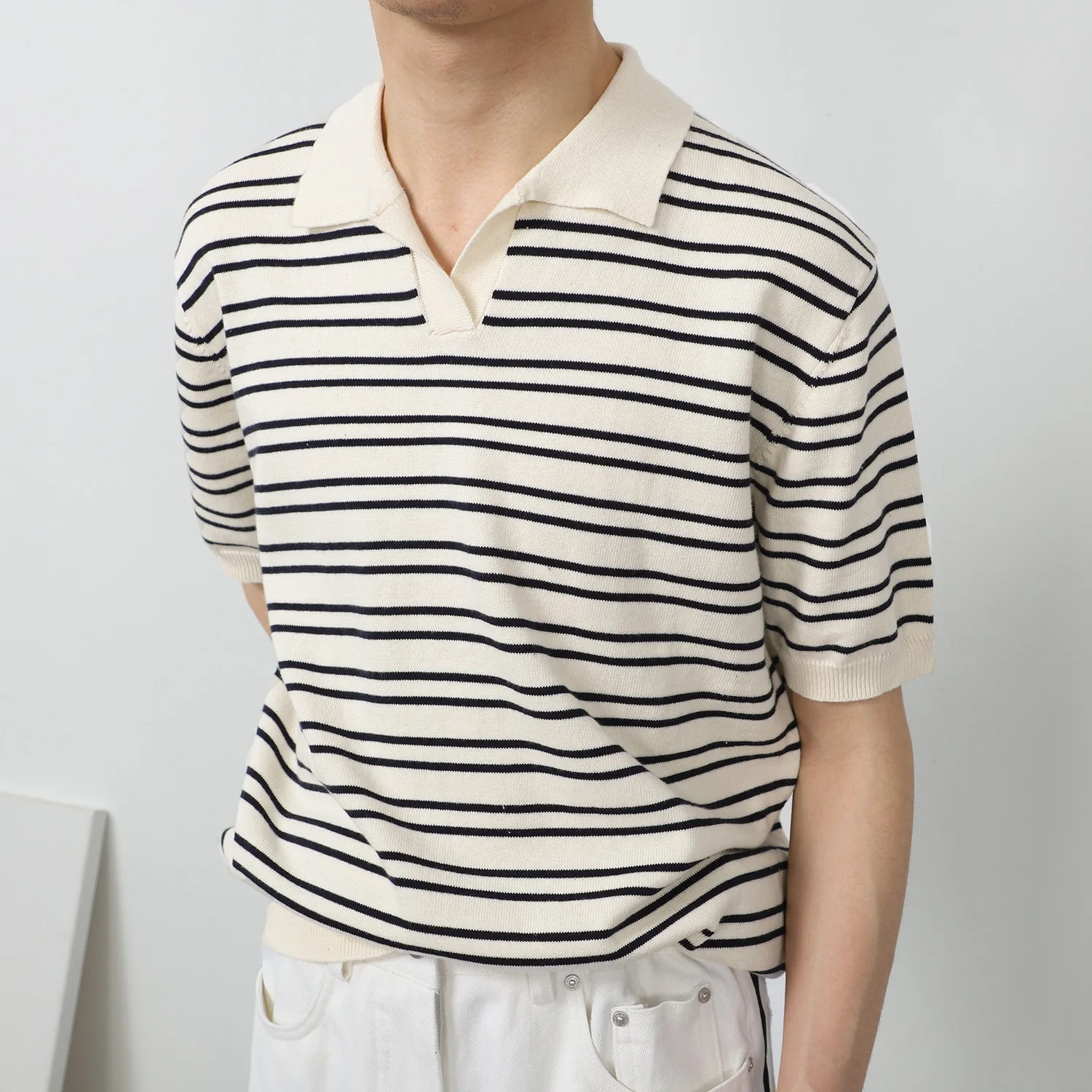 Новая летняя мужская футболка в корейском стиле с V-образным вырезом из ледяного шелка в полоску, модная, простая, повседневная, с воротником, для молодежи
Новая летняя мужская футболка в корейском стиле с V-образным вырезом из ледяного шелка в полоску, модная, простая, повседневная, с воротником, для молодежи