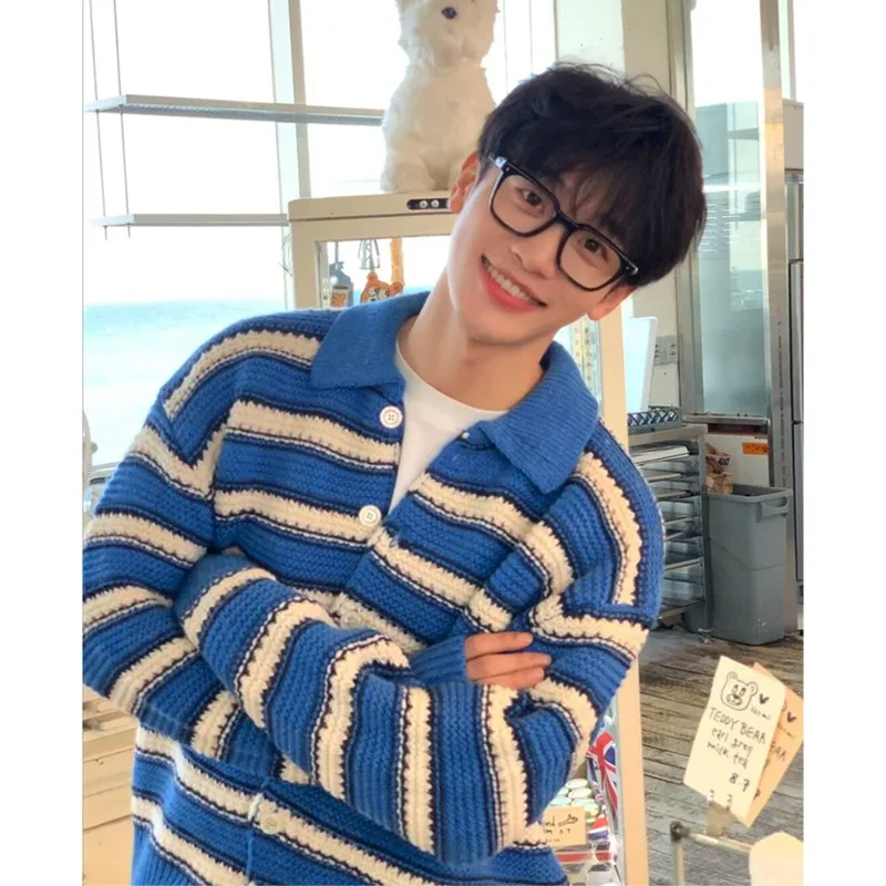 Американский ретро-кардиган в полоску, вязаный, свободного кроя, с воротником, мужской, модный, с длинными рукавами, из полиэфирного волокна
Американский ретро-кардиган в полоску, вязаный, свободного кроя, с воротником, мужской, модный, с длинными рукавами, из полиэфирного волокна