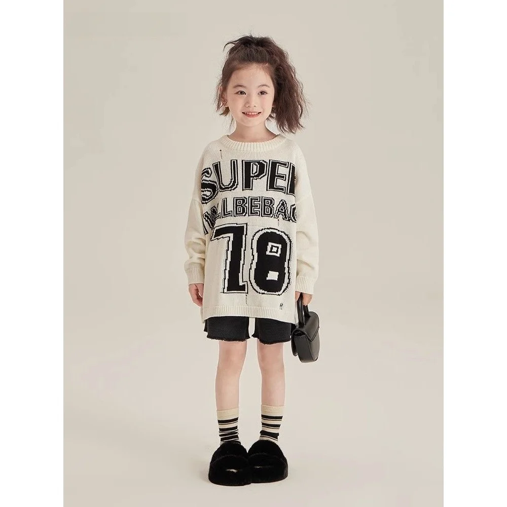 Детский вязаный свитер оверсайз с надписями и цифрами, осенняя модная универсальная одежда для девочек, легко сочетающаяся с другими предметами гардероба
Детский вязаный свитер оверсайз с надписями и цифрами, осенняя модная универсальная одежда для девочек, легко сочетающаяся с другими предметами гардероба