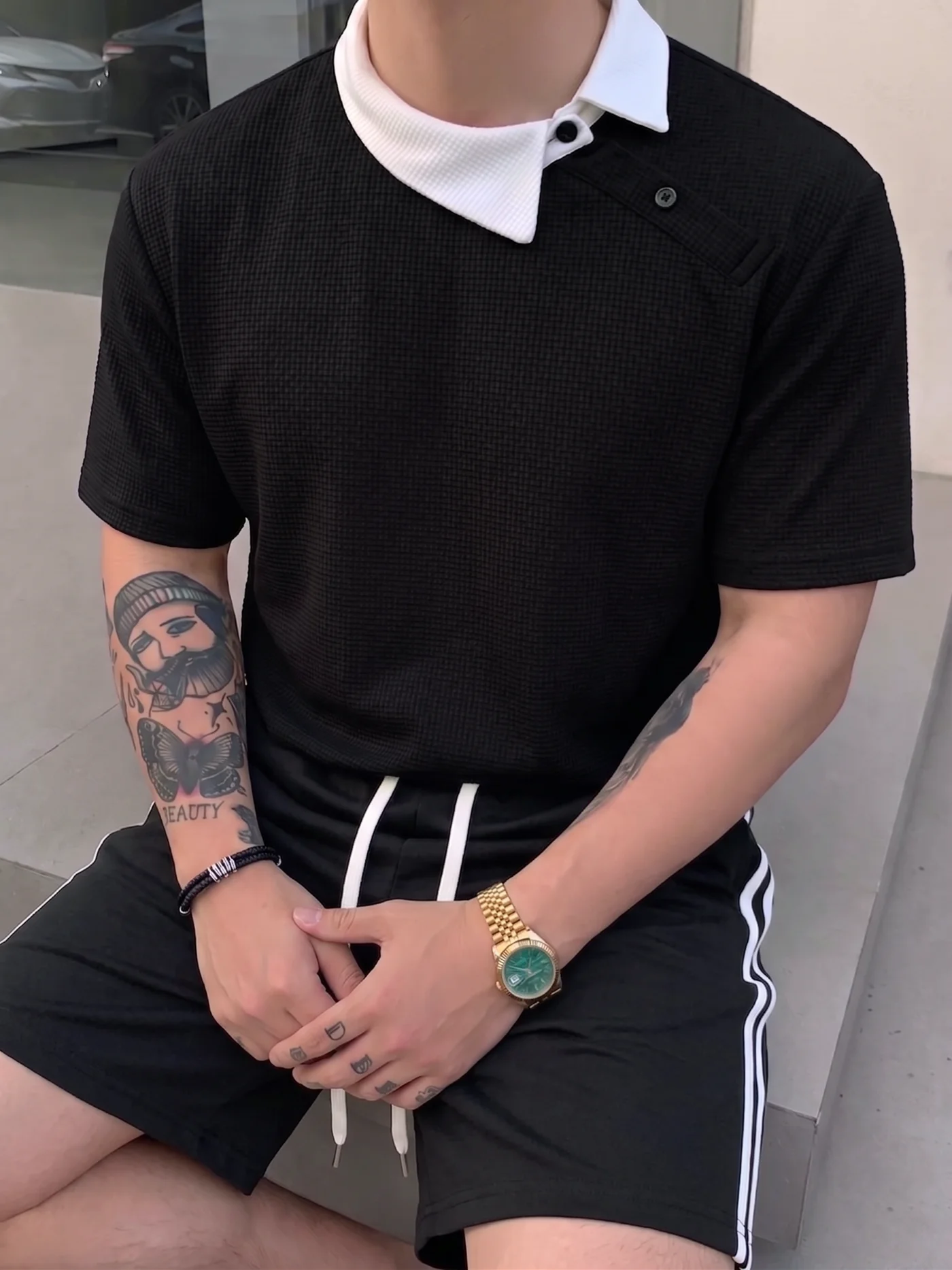 Men's black and white contrasting diagonal buckle fake two-piece side double white stripe drawstring shorts two-piece set
Men's black and white contrasting diagonal buckle fake two-piece side double white stripe drawstring shorts two-piece set