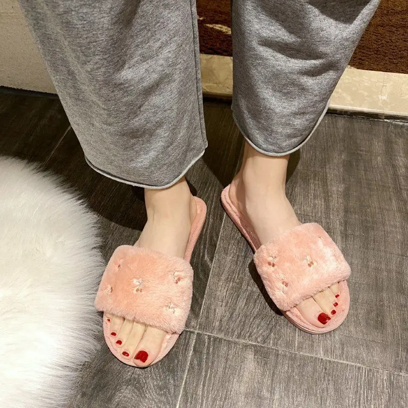 Spring andAutumn New Style of Toe-exposed Wool Slippers with Flat Bottom and Anti-slip Embroidered Soft Soles for Women's Cotton
Spring andAutumn New Style of Toe-exposed Wool Slippers with Flat Bottom and Anti-slip Embroidered Soft Soles for Women's Cotton