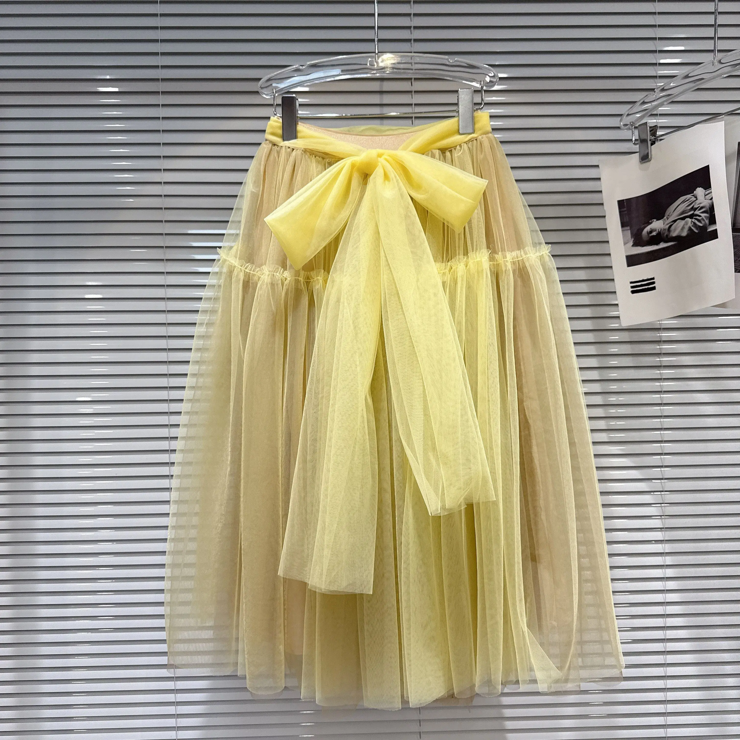 Новая весенняя коллекция 2026: Милая желтая юбка-миди с бантом и пышной сеткой для женщин
Новая весенняя коллекция 2026: Милая желтая юбка-миди с бантом и пышной сеткой для женщин