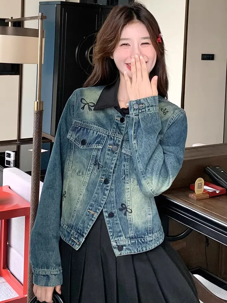 Новая китайская джинсовая куртка для женщин, весна-осень, с вышивкой букв, маленький размер, рабочая одежда, модный топ
Новая китайская джинсовая куртка для женщин, весна-осень, с вышивкой букв, маленький размер, рабочая одежда, модный топ