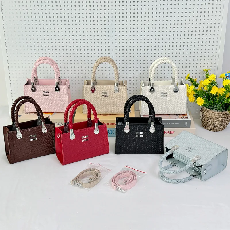 2025 New Woven Handbag Women Fashion Square Shoulder Crossbody Purse Stylish Small Tote Bag Casual Versatile Mini Bag
2025 New Woven Handbag Women Fashion Square Shoulder Crossbody Purse Stylish Small Tote Bag Casual Versatile Mini Bag