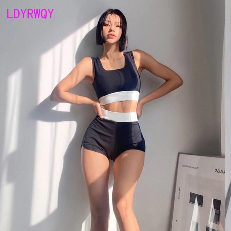 Swimming suit women's 2024 new bikini two-piece set, sexy triangle sun protection, slimming split
Swimming suit women's 2024 new bikini two-piece set, sexy triangle sun protection, slimming split
