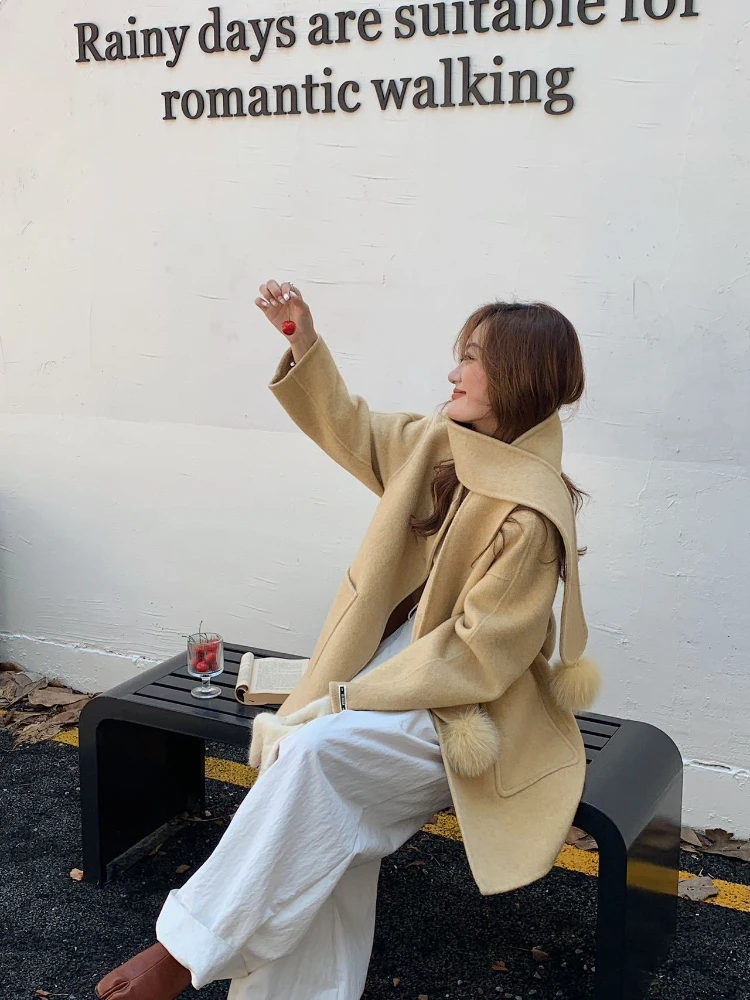 Осенне-зимнее двустороннее шерстяное пальто, новинка 2023 года в сочетании с меховым шарфом, куртка средней длины, корейское свободное шерстяное пальто для женщин
Осенне-зимнее двустороннее шерстяное пальто, новинка 2023 года в сочетании с меховым шарфом, куртка средней длины, корейское свободное шерстяное пальто для женщин