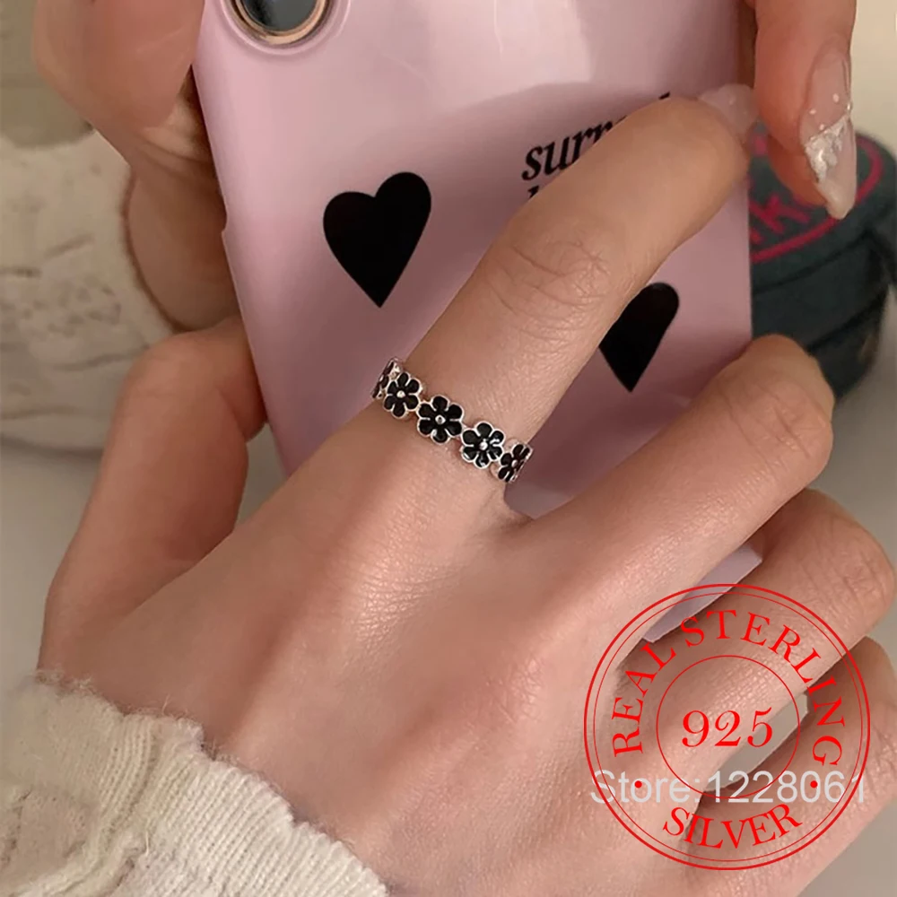 Ювелирные изделия из стерлингового серебра 925 пробы с настоящими деньгами, простые кольца на палец с черным цветком для женщин, ювелирные изделия для свадебной вечеринки для девочек, подарок другу
Ювелирные изделия из стерлингового серебра 925 пробы с настоящими деньгами, простые кольца на палец с черным цветком для женщин, ювелирные изделия для свадебной вечеринки для девочек, подарок другу