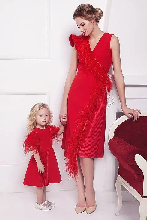 Red Satin Feather Party Dress for Family Portrait Photography Mother and Daugher Macthing Dresses for Birthday or Babyshower
Red Satin Feather Party Dress for Family Portrait Photography Mother and Daugher Macthing Dresses for Birthday or Babyshower
