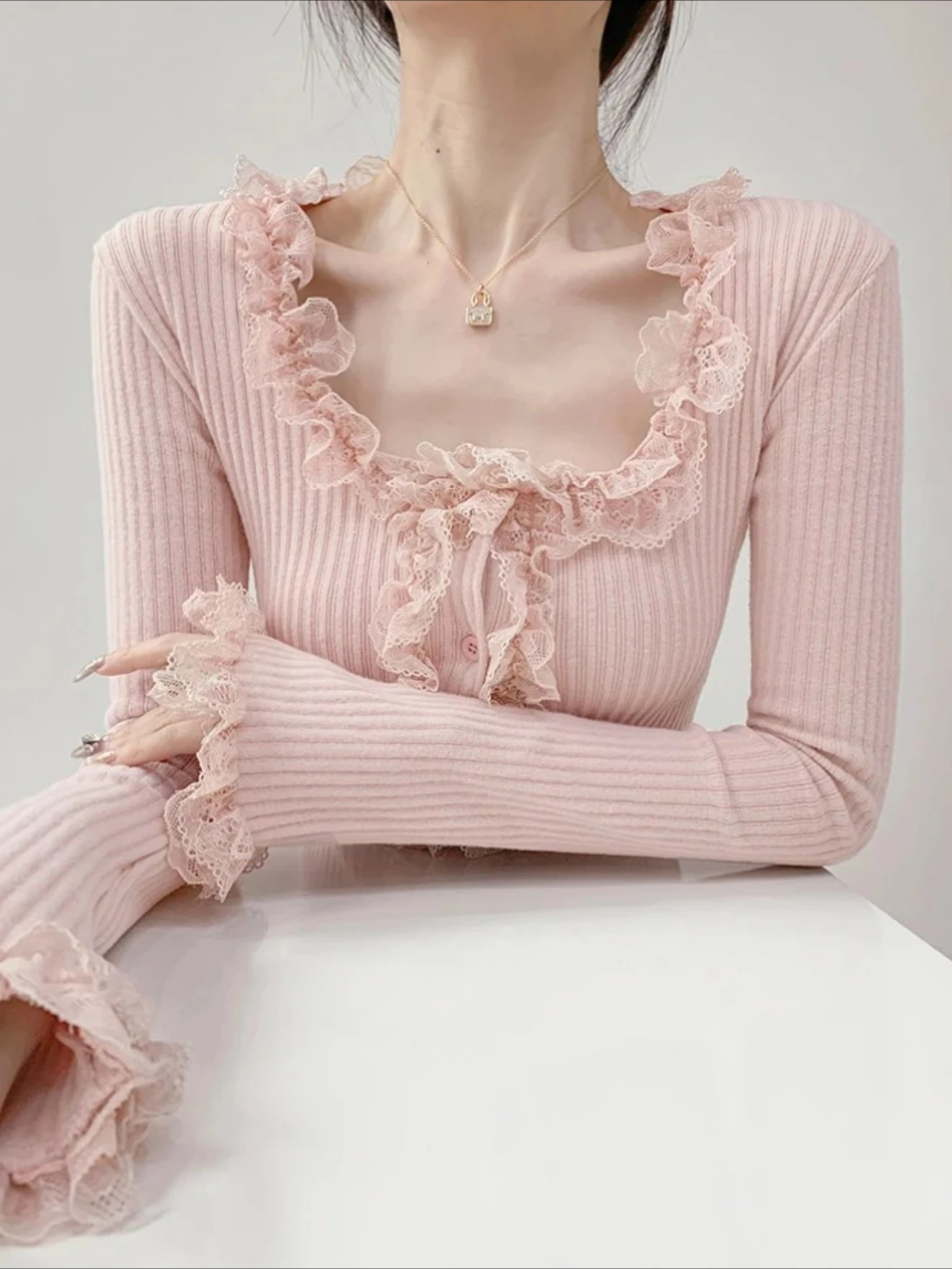 Вязаный свитер с квадратным воротником и кружевными краями, длинными рукавами, женский короткий стильный тонкий топ в стиле ретро, однобортный кардиган
Вязаный свитер с квадратным воротником и кружевными краями, длинными рукавами, женский короткий стильный тонкий топ в стиле ретро, однобортный кардиган