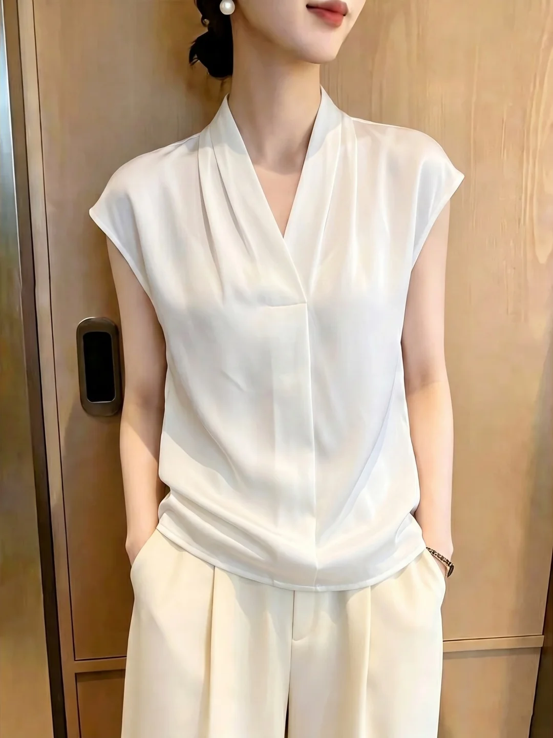 Elegant Pure Color Summer Shirt V-Neck Anti-Aging Korean Style Women's Top Versatile Simple Design Short Sleeve Silk Blend
Elegant Pure Color Summer Shirt V-Neck Anti-Aging Korean Style Women's Top Versatile Simple Design Short Sleeve Silk Blend