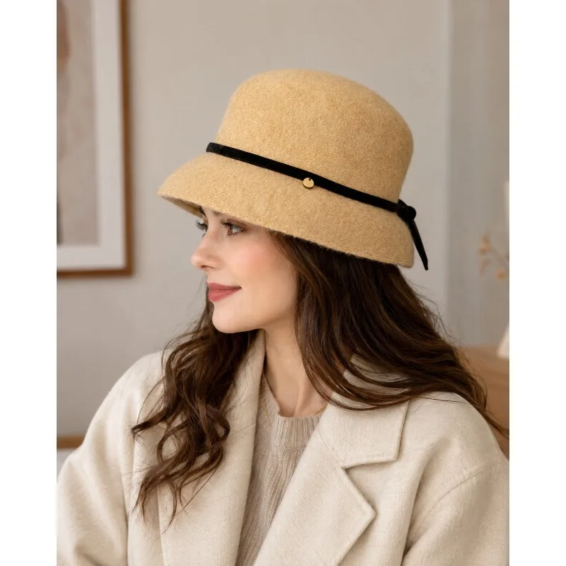 Old-fashion style women's cloche hat with round top, velvet bow tie, fisherman's hat, formal autumn/winter hat.
Old-fashion style women's cloche hat with round top, velvet bow tie, fisherman's hat, formal autumn/winter hat.
