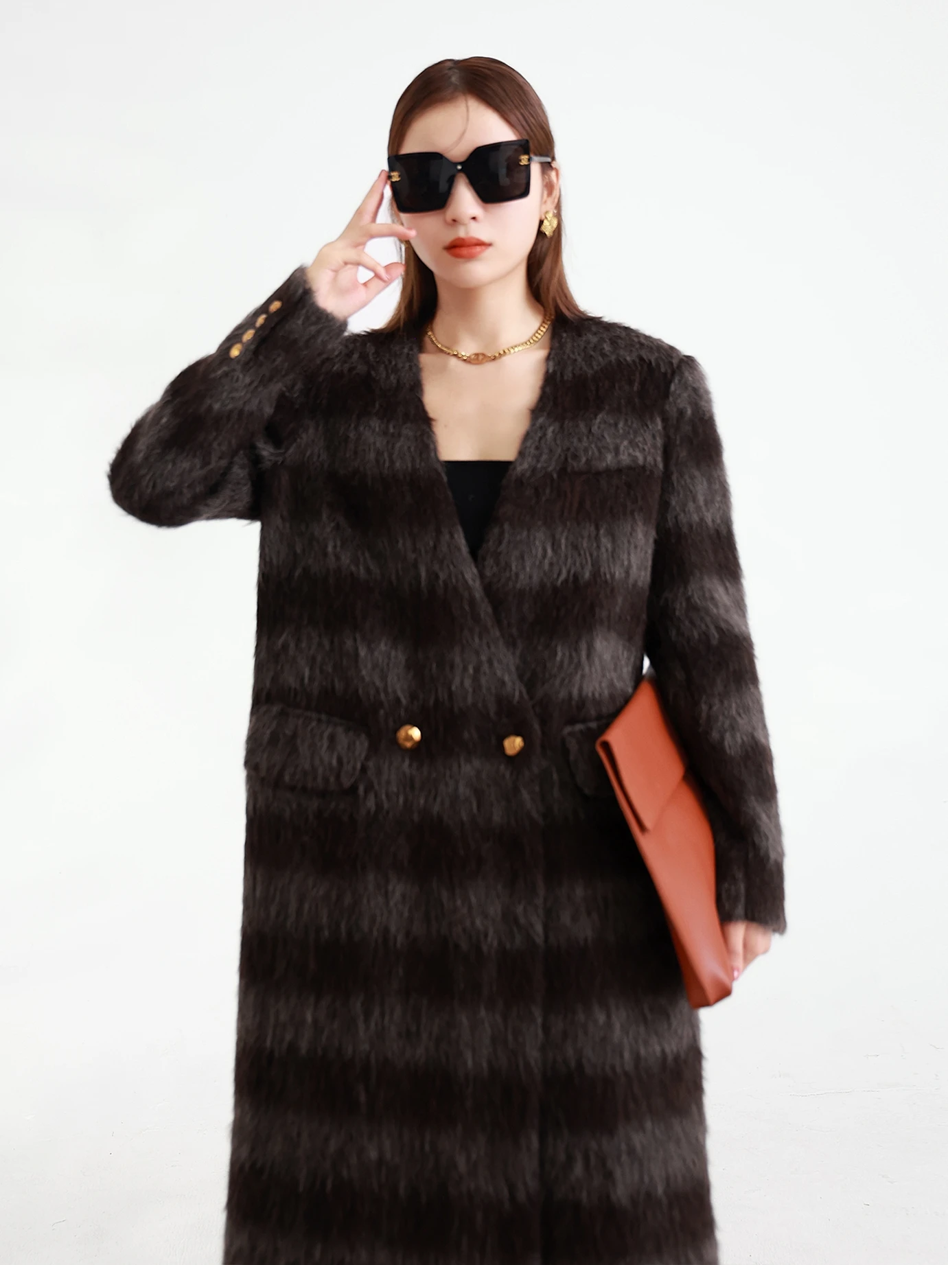 Женское длинное шерстяное пальто GONGJIU с V-образным вырезом, двубортное, осенне-зимняя верхняя одежда, простой и элегантный крой, стандартная длина.
Женское длинное шерстяное пальто GONGJIU с V-образным вырезом, двубортное, осенне-зимняя верхняя одежда, простой и элегантный крой, стандартная длина.